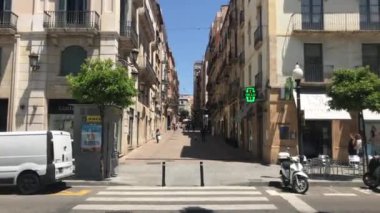 Tarragona, İspanya, işlek bir caddenin yakınında bir binanın önünde.