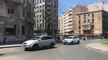 Tarragona, İspanya, Şehir caddesinde giden bir araba