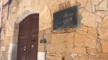 Tarragona, İspanya, tuğla duvarında tabela olan taş bir bina.