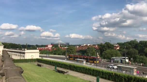 Warszawa, Polen, Ett tåg som färdas längs järnvägsspår nära en byggnad — Stockvideo