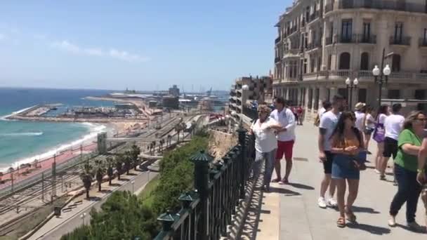 Tarragone, Espagne, 30 juin 2019 : Un groupe de personnes marche sur un trottoir — Video