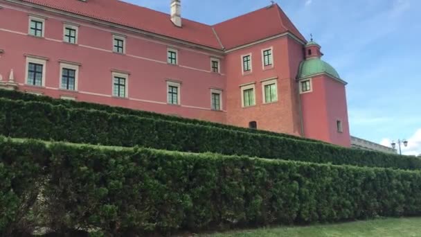 Warschau, Polen, Ein großes Backsteingebäude — Stockvideo