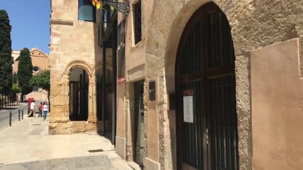 Tarragona, Espanha, Um grande edifício de pedra — Vídeo de Stock