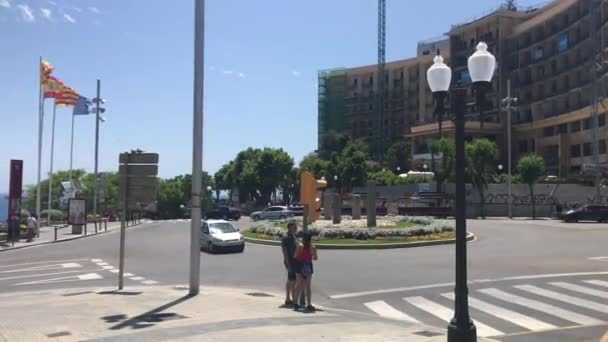 Таррагона, Испания, крупный план оживленной городской улицы — стоковое видео