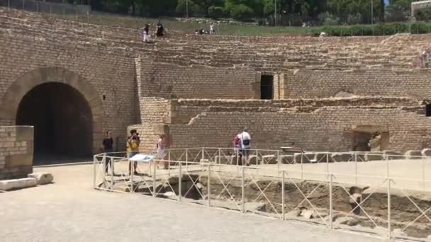 Tarragona, Spagna, Una persona in piedi di fronte a un edificio di mattoni — Video Stock