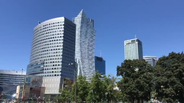 Warszawa, Polônia, Um edifício alto em uma cidade — Vídeo de Stock