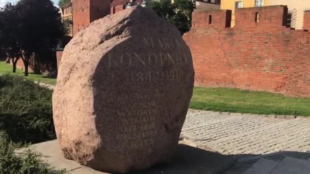 Warszawa, Polonia, Un gran edificio de piedra — Vídeo de stock