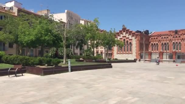 Tarragona, Spanyolország, Egy nagy téglaépület — Stock videók