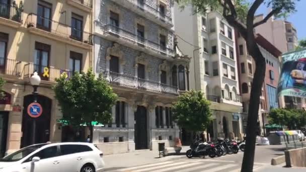 Tarragona, Espanha, Um carro estacionado em frente a um edifício — Vídeo de Stock