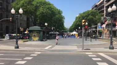 Tarragona, İspanya, bir grup insan caddeyi geçiyor.