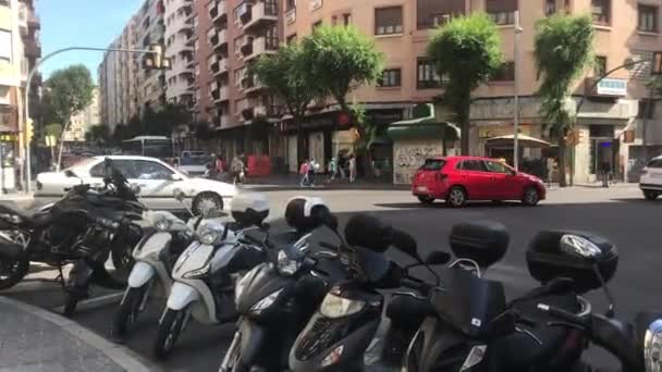 Tarragona, Espanha, Uma motocicleta estacionada em uma rua da cidade — Vídeo de Stock