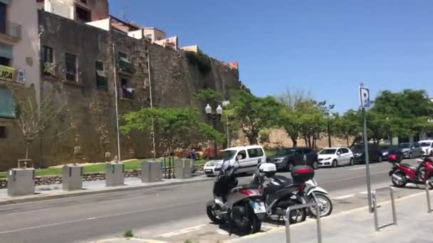 Tarragona, Hiszpania, Osoba jeżdżąca na motocyklu po ulicy miejskiej — Wideo stockowe