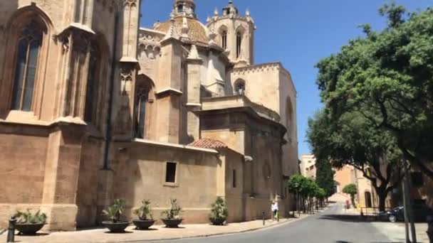 Tarragona, Spanje, Een groot stenen gebouw — Stockvideo