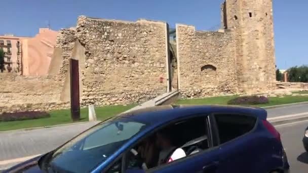 Tarragona, Espanha, Um carro estacionado ao lado de um edifício — Vídeo de Stock