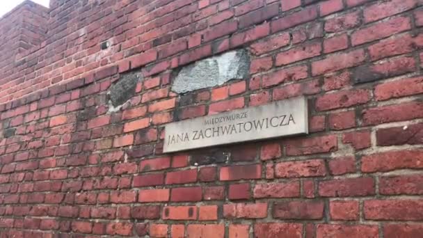 Warschau, Polen, Eine Ziegelmauer — Stockvideo