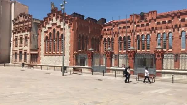 Tarragona, Hiszpania, 30 czerwca 2019: Grupa ludzi idących przed budynkiem — Wideo stockowe