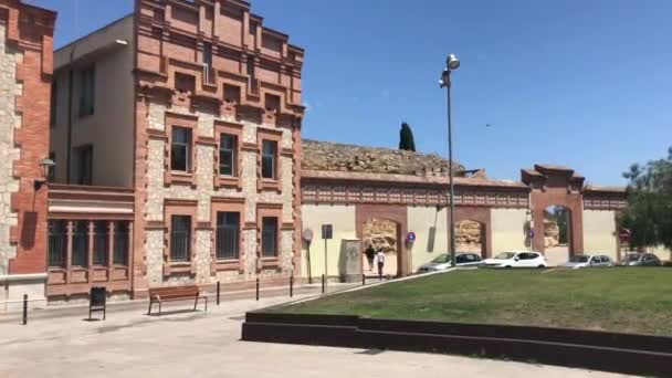 Tarragona, Spagna, Un grande edificio in mattoni — Video Stock