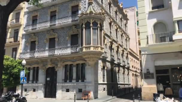 Tarragona, España, Una estatua frente a un edificio — Vídeos de Stock