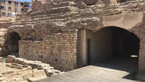 Tarragona, Spain, A stone building that has a rock wall — Stock Video