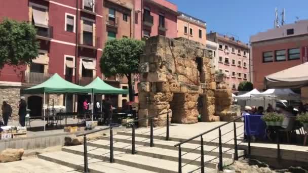 Tarragona, España, Un grupo de personas frente a un edificio de ladrillo — Vídeo de stock
