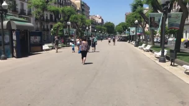 2019年6月30日スペイン・タラゴナ市内の通りを歩く人々 — ストック動画