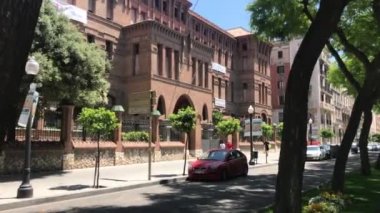 Tarragona, İspanya, bir binanın kenarına park etmiş arabalarla dolu bir cadde.