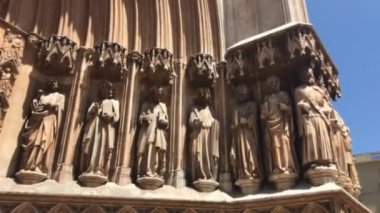 Tarragona, İspanya, bir grup insan binanın önünde.