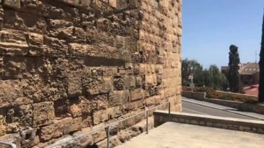 Tarragona, İspanya, kaya duvarı olan taş bir bina.