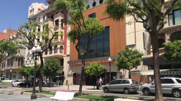 Tarragona, Španělsko, auto zaparkované na městské ulici — Stock video