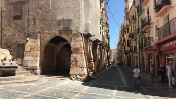 Tarragona, Spanyolország, Egy szobor a város utcájának közepén — Stock videók