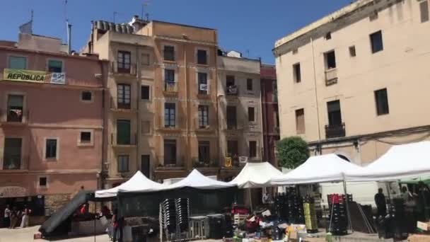 Tarragona, España, 30 de junio de 2019: Un grupo de personas frente a un edificio — Vídeos de Stock