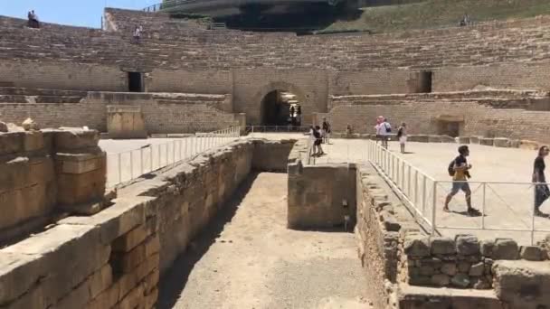 Tarragona, Ισπανία, ένα πέτρινο κτίριο που έχει μια γέφυρα που περνάει από πάνω του — Αρχείο Βίντεο