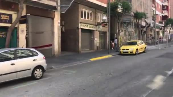 Tarragona, España, Un coche aparcado en una calle de la ciudad — Vídeos de Stock