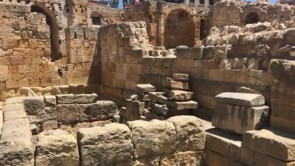 Tarragona, Spanien, Ein Steingebäude mit einem großen Felsen — Stockvideo