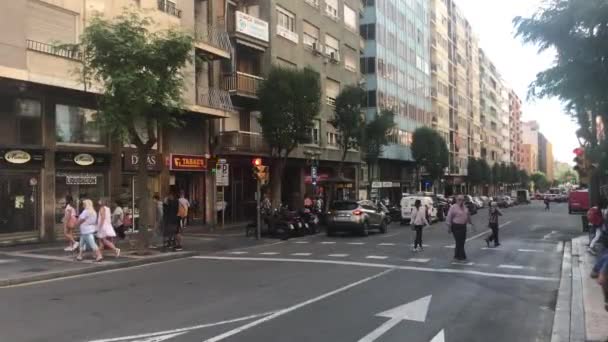Tarragona, España, 30 de junio de 2019: Un grupo de personas caminando por una calle urbana concurrida — Vídeo de stock