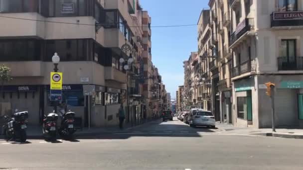 Tarragona, España, Un primer plano de una calle de ciudad concurrida — Vídeos de Stock