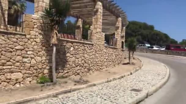 Tarragona, España, Un edificio de piedra — Vídeo de stock