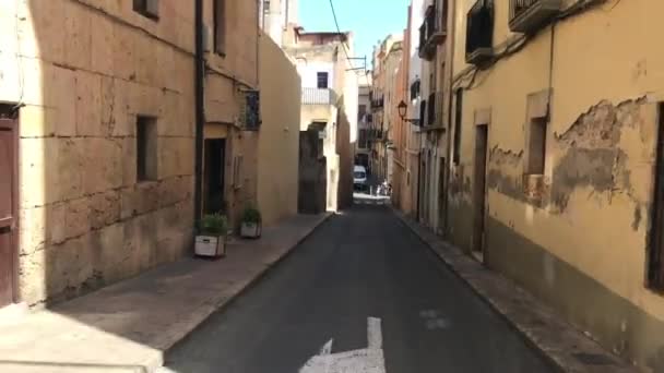 Таррагона, Испания, узкая городская улица с граффити на стене здания — стоковое видео