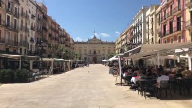 Tarragona, İspanya, bir grup insan binanın önünde.
