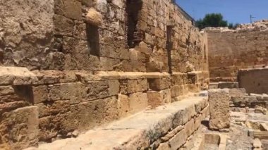 Tarragona, İspanya, kayalık bir uçurumu olan taş bir bina.