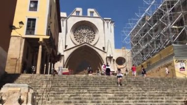 Tarragona, İspanya, bir grup insan bir binanın önünde duruyor.