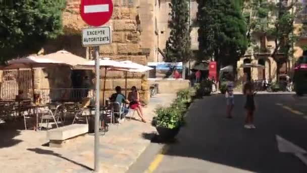 Tarragona, Hiszpania, Grupa ludzi idących ulicą — Wideo stockowe