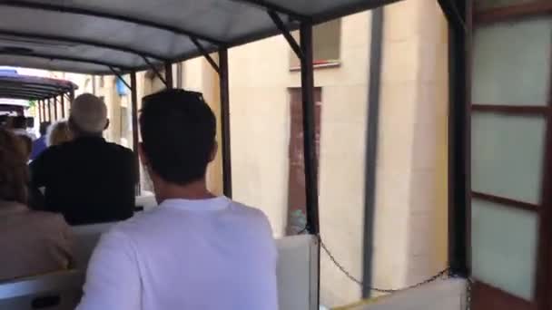 Tarragona, İspanya, 30 Haziran 2019: Otobüste oturan bir adam — Stok video