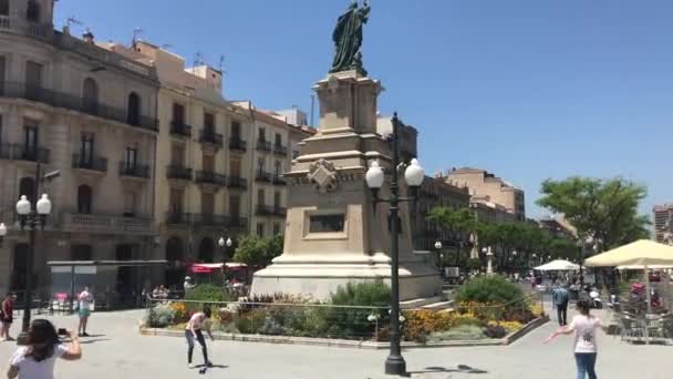 Таррагона, Испания, 30 июня 2019 г.: Группа людей, идущих по городской улице — стоковое видео