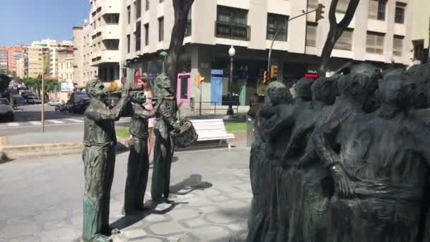 Tarragona, Espanha, 30 de junho de 2019: Uma estátua de uma pessoa andando pela rua — Vídeo de Stock