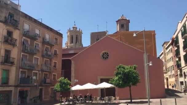 Tarragona, Spanien, En klocka på sidan av en byggnad — Stockvideo