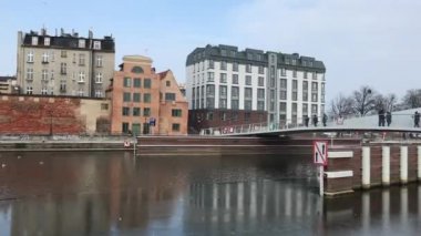 Gdansk, Polonya, Arkasında bir şehir olan bir su kütlesi üzerindeki köprü