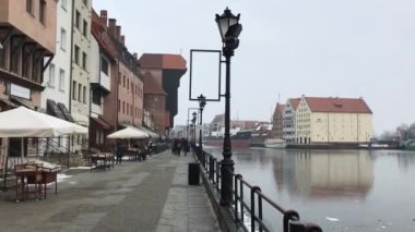 Gdansk, Polonya, bir grup insan bir binanın yanında yürüyor.