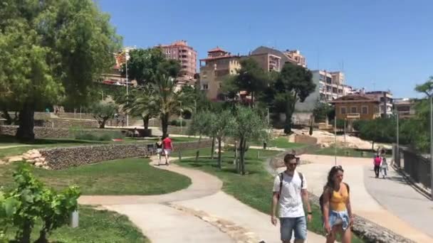 Tarragona, Španělsko, 30. června 2019: Malá holčička kráčí po chodníku — Stock video