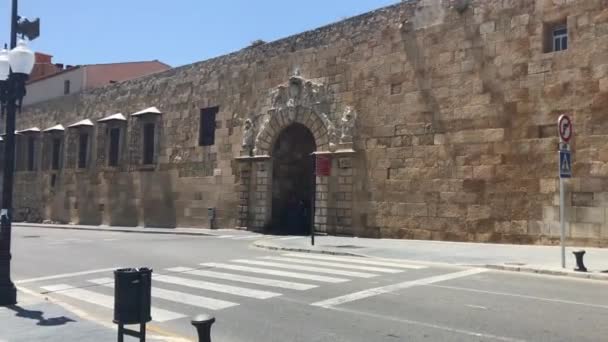 Tarragona, Spagna, Un vecchio edificio in mattoni con Palazzo Pitti sullo sfondo — Video Stock
